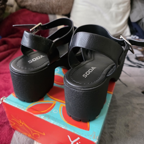 Black Soda Lug Sole Block Chunky Heel Sandals w Straps Size 9 - Picture 6 of 7